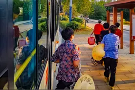 安徽广德：定制专车接送采茶工图片