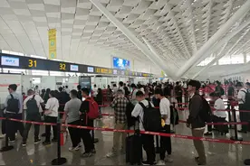 国庆假期 郑州机场多措并举服务旅客顺畅出行图片