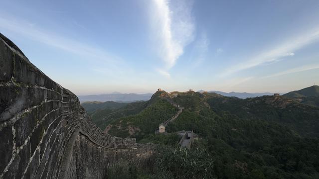 云蒸霞蔚，流光溢彩！金山岭长城晨景壮美如画