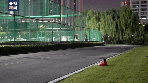 背上背包原地起飞！现实版“钢铁侠”太帅了