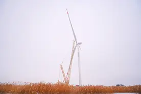 在鄂央企承建吉林大安风电项目首台5兆瓦风机吊装成功图片