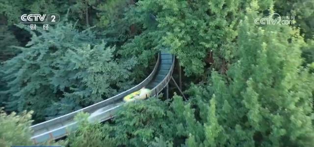 缓降蹦极、躺平漂流、坐电梯爬山 “低耗旅游”成为出行游玩“新宠”