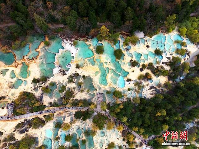 四川黄龙风景如画引游人