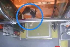海口8岁男童深夜独自乘车迷路 公交司机联合民警接力送回图片