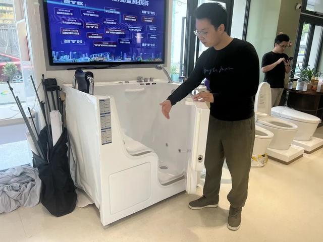 “以前在新闻里看到的高科技产品，现在来到家门口了！”