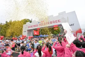 2025合川半程马拉松开跑：万人逐梦三江畔 半马跃动千年城图片