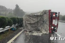 雨天不降速，车辆打滑“漂移”！遇到暴雨天气怎么办？看湖南交警支招图片