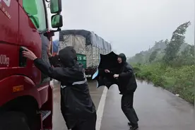 超强台风“摩羯”登陆，雷州半岛遭遇狂风暴雨｜一线直击视频封面