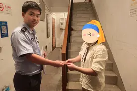 报名前一晚发现户口簿字迹不清，崇明民警连夜送证上门！图片