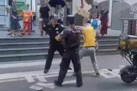 武汉一知名商场保安与外卖小哥互殴？网友：都是打工人……多方回应图片