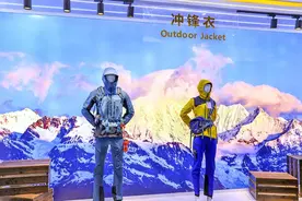 冲锋衣成秋冬服饰圈“顶流” 新老玩家涌入分羹图片