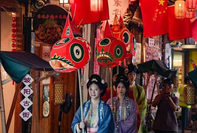 浙江日报关注｜金华：坡阳古街 鱼灯巡游