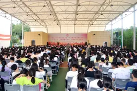 开学第一课，崇阳职校用劳模精神“点亮”青春图片