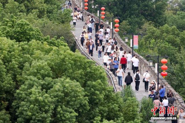 国庆假期 民众登上南京明城墙品味历史