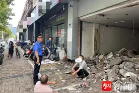 店铺粗放装修垃圾满地，南京建邺城管及时规范并送上服务手册图片