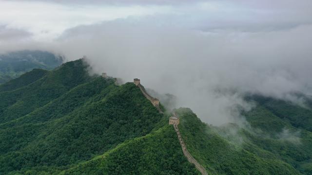 雨涤燕塞千峰晓 云涌金城万堞浮
