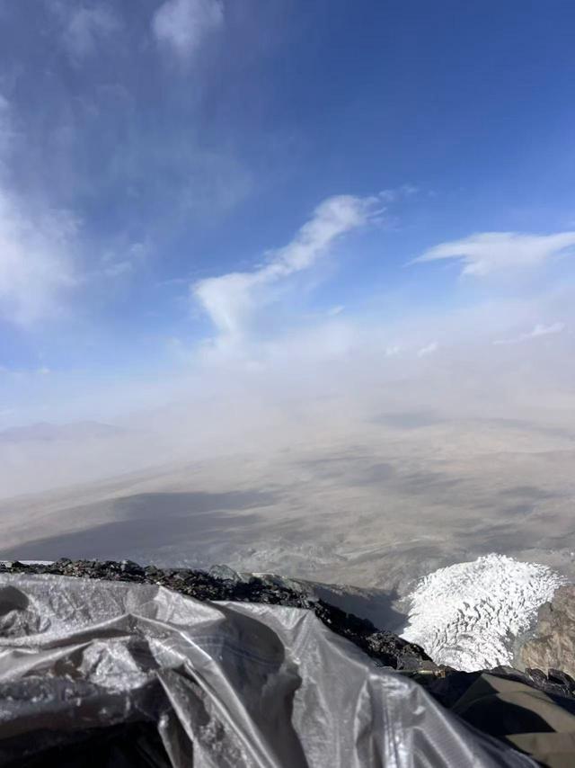 一登山者独登慕士塔格峰遭遇惊心经历：两次坠崖捡回一条命，脚趾冻伤至今呈黑色