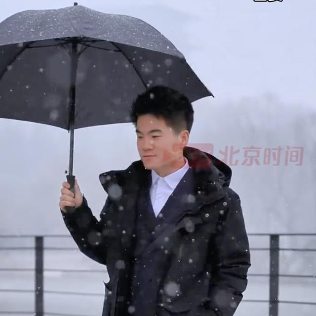 热搜第一！西安突降大雪，网友：“这么多年第一次见”；吴京、董宇辉分享美景