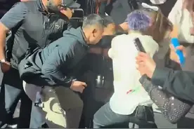 薛之谦奥克兰演唱会被抢话筒！女粉丝拽住话筒不松手，薛之谦用劲夺回差点摔倒图片