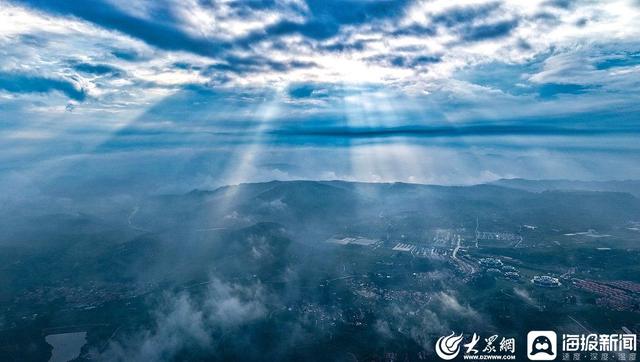 临沂：天上王城景区云雾缭绕