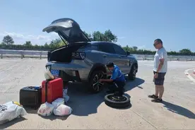 中秋回家路上突发爆胎，高速员工暖心帮助换胎图片