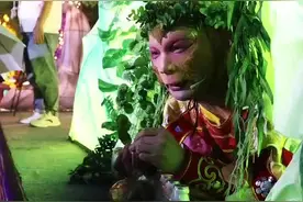 即使下雨也阻挡不了雪饼猴与游客的双向奔赴，我们一直在老地方五行山下等着你！图片