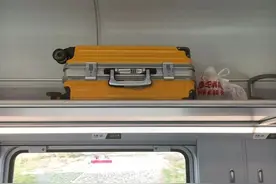 高铁列车上，行李应该怎么放？图片