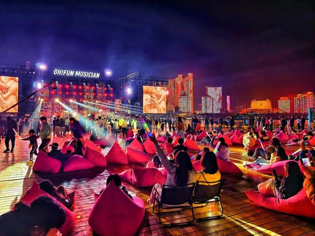 “奥帆中心潮ING秀场”荣膺2025青岛（市南）庭院艺术季“庭院光影场景奖”