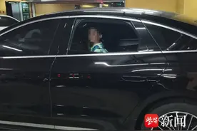 三岁男童车内独自哭泣，原是母亲无奈之举图片