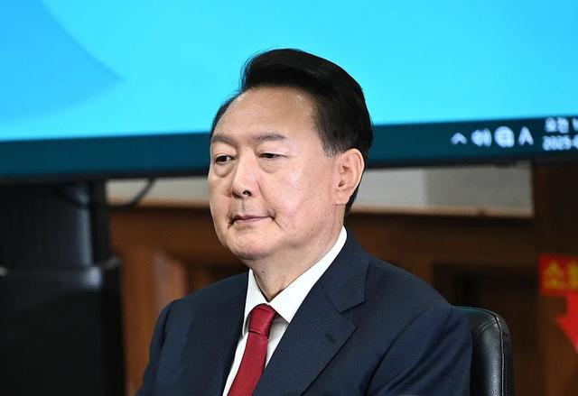 照片曝光！尹锡悦修建“秘密通道”以掩盖“上班迟到	”，此前就任总统首月因迟到遭批评，韩议员称其去年11月迟到10次