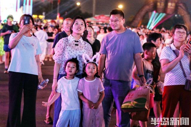 夏夜人潮涌，在这里啤酒与星光同醉