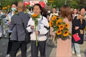 佩戴青春纪念章，庄严宣誓，武汉一中学生过别样成人礼图片