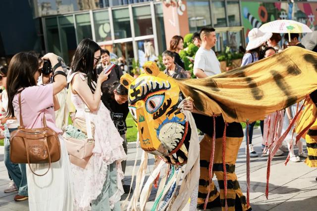 比中国年轻人更爱去成都的，居然是外国年轻人？