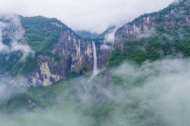 湖北恩施：雨后峡谷似仙境