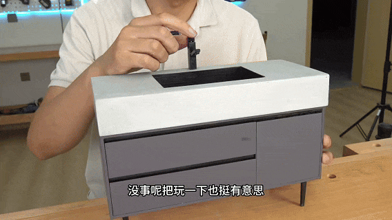 博主为猫咪打造专属地铁，网友：以为是AI，结果是手作？