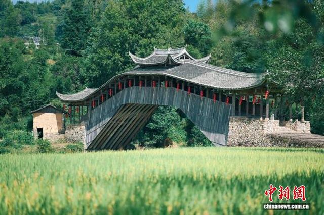 文旅观察：省际交界游爆火 边缘城市如何变身假期顶流？