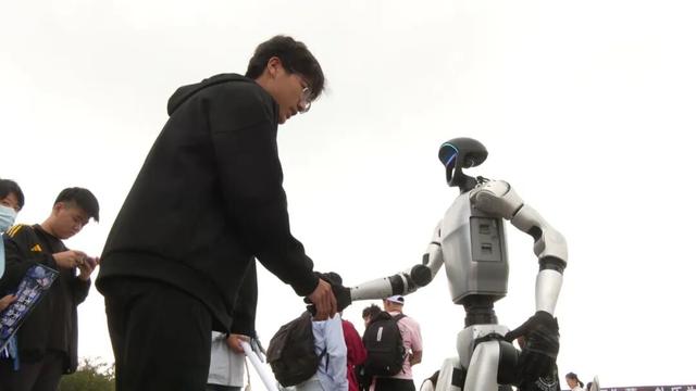 成安音乐节AI机器人门口迎客