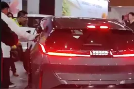 参展车意外启动，撞伤5人！极氪X忘开的展车模式是怎样的？图片