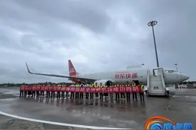 海南荔枝“包机”送货 助力海南农产品高效辐射全国图片