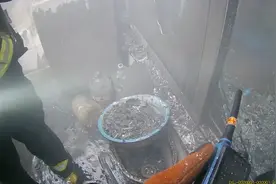 悲剧！沪一小区发生火灾，80岁老人返回火场后窒息身亡！或为抢救财物...图片