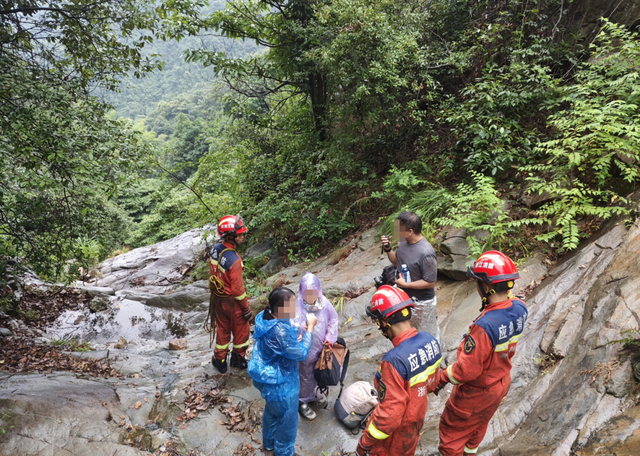 登山变“渡劫”？北京两游客遇险，女子被119抬下山……