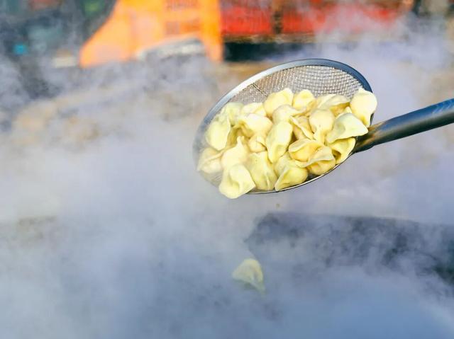 冰雪节的超绝冰雕来自哪里？今天大黑河上的号子声给出了答案