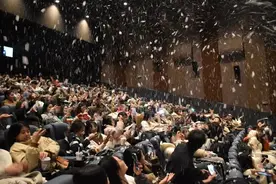 “张万森，雪崩了”冲上热搜！多地影院搞浪漫翻车了……图片