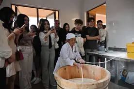 赶全国非遗“大集” 中外游客既饱眼福又饱口福图片