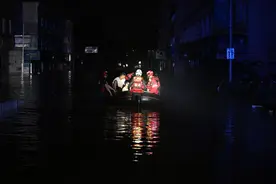 聚焦防汛抗旱丨防汛一线，“橘黄色”就是群众的“希望色”——安徽黄山雨夜抢险救援现场直击图片