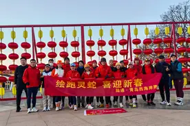 蛇年第一跑！岛城草根跑团用脚步在地图上画出蛇形的“2025”图片
