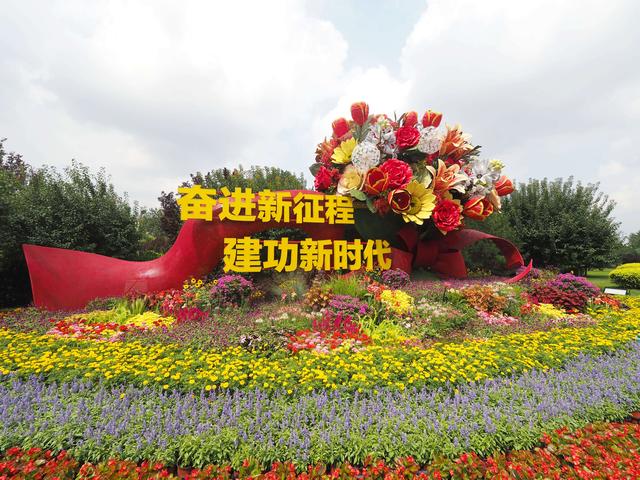 纪念抗战胜利80周年主题花坛亮相北京长安街沿线