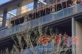 西安一叠拼顶层业主露台“加盖”引担忧 物业曾报警制止图片