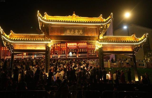 流光溢彩游人如潮！重庆荣昌河灯节点亮七夕浪漫夜