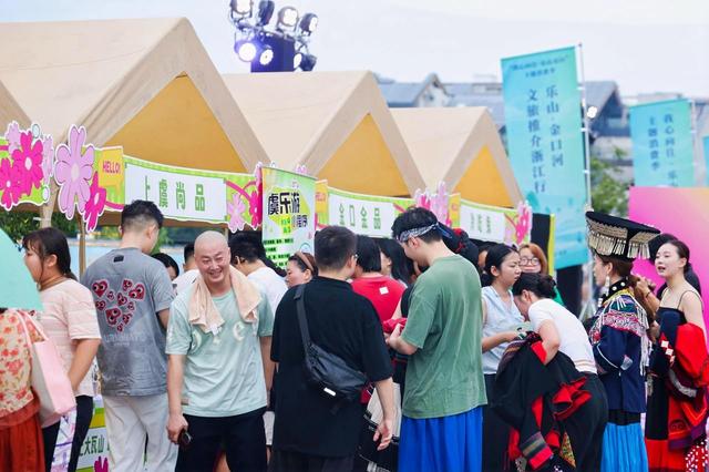 乐山好吃、好耍！“云上大瓦山·最美大峡谷”金口金品市集开幕，杭州市民直呼“想立刻出发”！